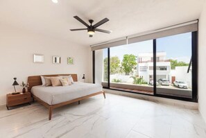 3 slaapkamers, een strijkplank/strijkijzer, wifi, beddengoed