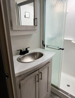 Hiustenkuivaaja, pyyhkeet, saippua, sampoo