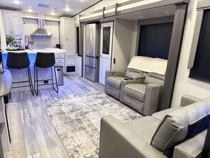 Smart TV, libros y estéreo