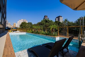 Una piscina al aire libre