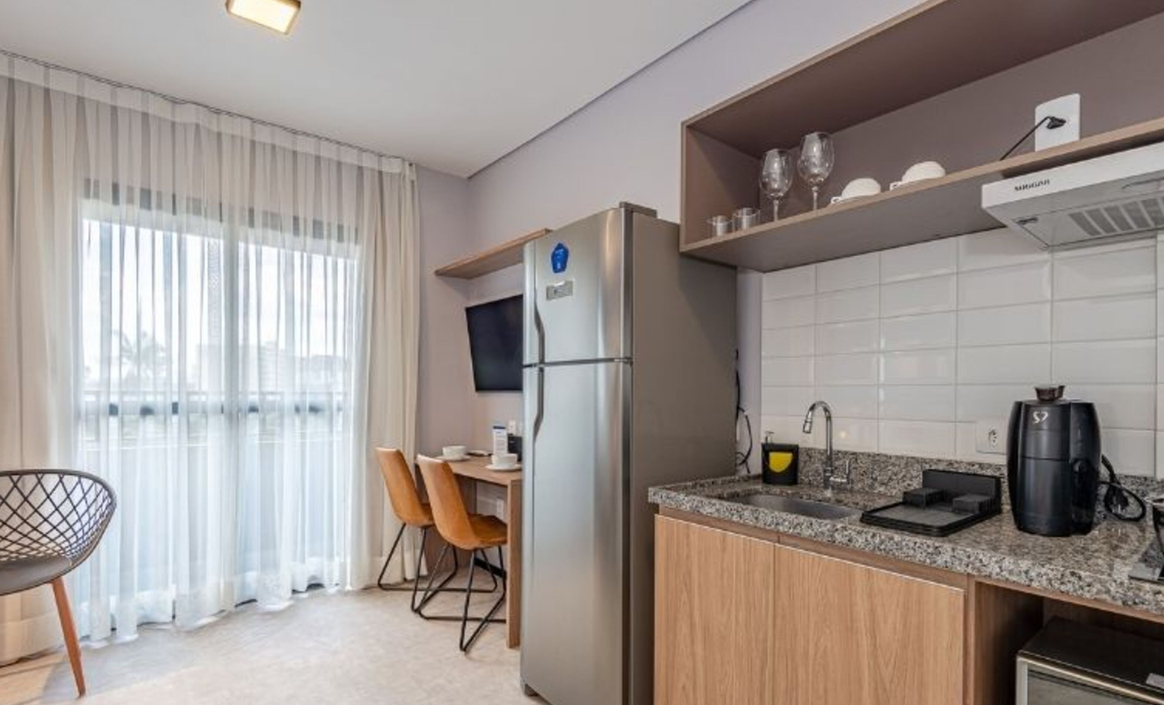 高級開放式客房, 陽台, 城市景觀 | 私人廚房 | 電冰箱、微波爐、爐台、鍋具/餐盤/廚房用品