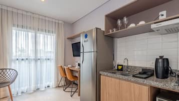 高級開放式客房, 露台, 城市景 | 私人廚房 | 雪櫃、微波爐、爐具、廚房用具/餐具/器皿