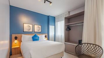 Estúdio superior, sacada, vista para a cidade | Cofres nos quartos, escrivaninha, espaço de trabalho para notebook