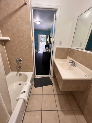 Kannettavalle tietokoneelle sopiva työtila, ilmainen Wi-Fi