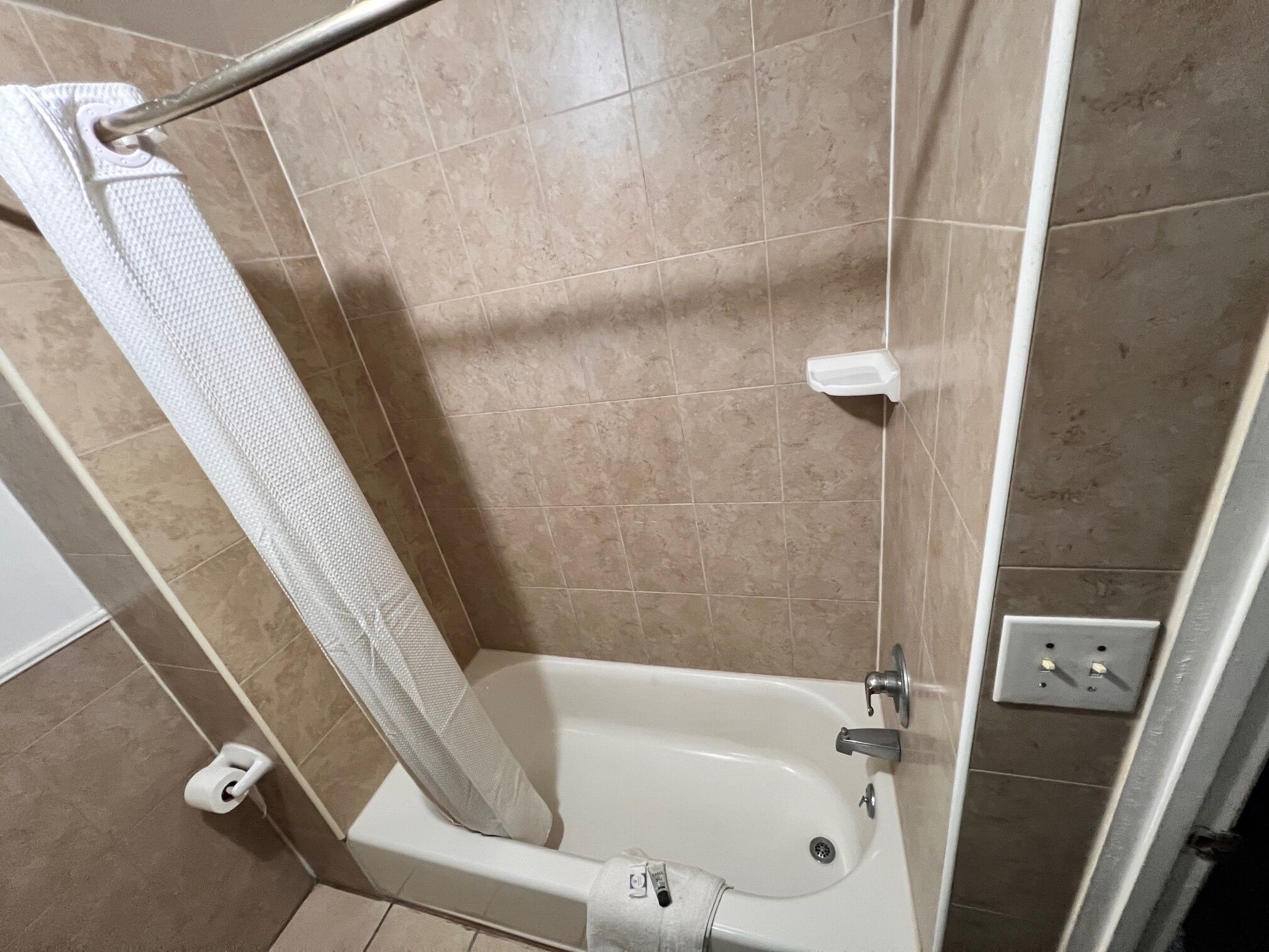 Un bagno con doccia, un water e un lavandino.
