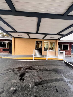 Exterior detail - BUDGET INN (Jacksonville)