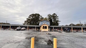 A motel with a central building and multiple rooms. - BUDGET INN (Jacksonville)