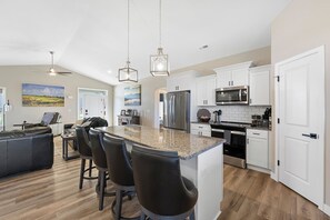 Kjøleskap, mikrobølgeovn, ovn og oppvaskmaskin