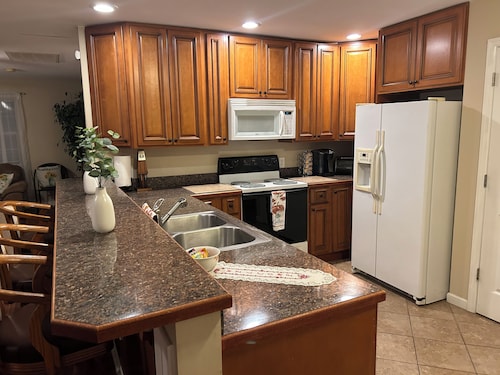 "Simply Sunny Farm Tranquil & Spacious 3 BR/2 BA Apartment w/Deck