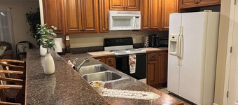 "Simply Sunny Farm Tranquil & Spacious 3 BR/2 BA Apartment w/Deck