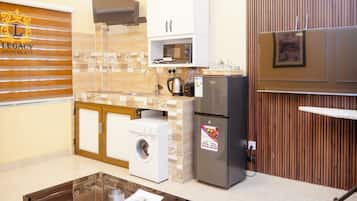 Deluxe-huoneisto, parveke, kaupunkinäköala | Yksityinen keittiö | Minijääkaappi, mikroaaltouuni, keittoastiat/astiat/ruokailuvälineet