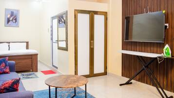 Deluxe Studio, Balcony | Laptop workspace, free WiFi