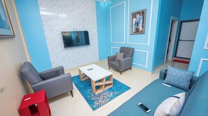 Quarto casal luxo, sacada, vista para a cidade | Área de estar