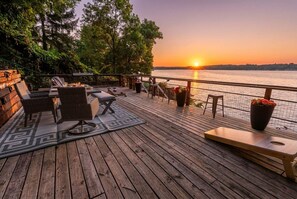 Outdoor dining - Cozy lakefront A‑frame w/ hot tub & dock (Decatur)