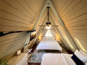 2 bedrooms, desk, iron/ironing board, free WiFi - Cozy lakefront A‑frame w/ hot tub & dock (Decatur)