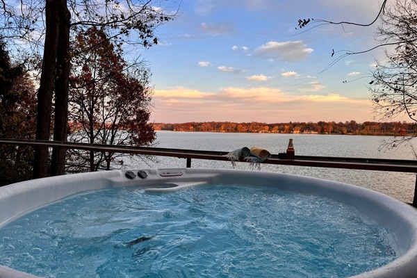 Relax in the elevated hot tub with gorgeous lake views!