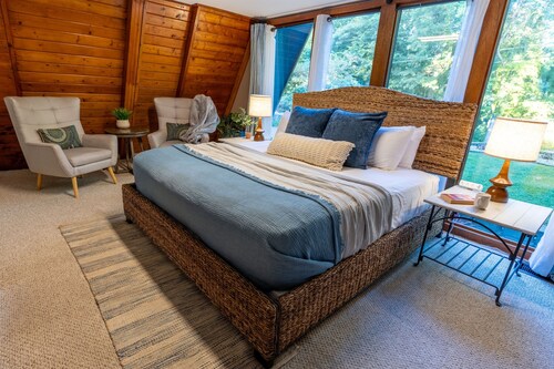 Cozy lakefront A‑frame w/ hot tub & dock