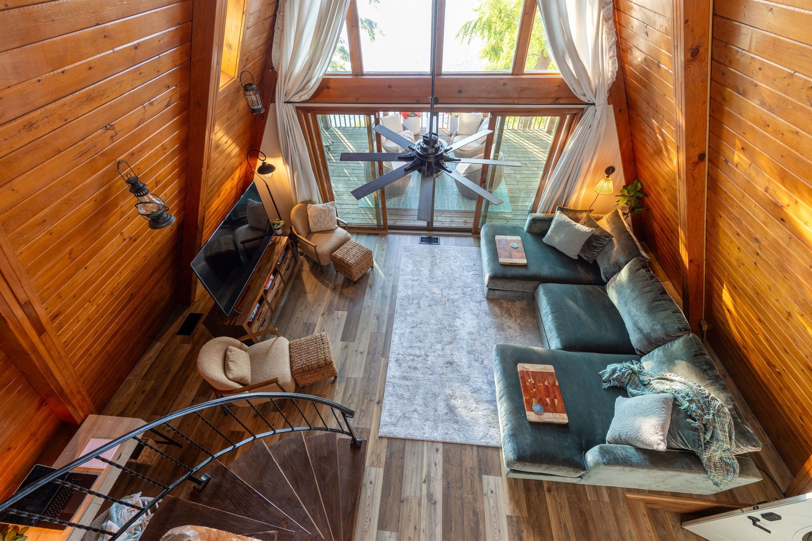 Smart TV, books, stereo