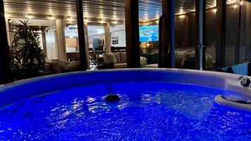 Indoor spa tub