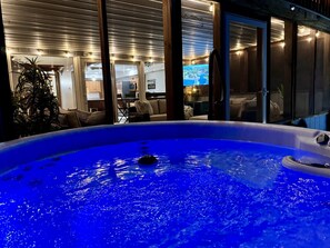 Indoor spa tub
