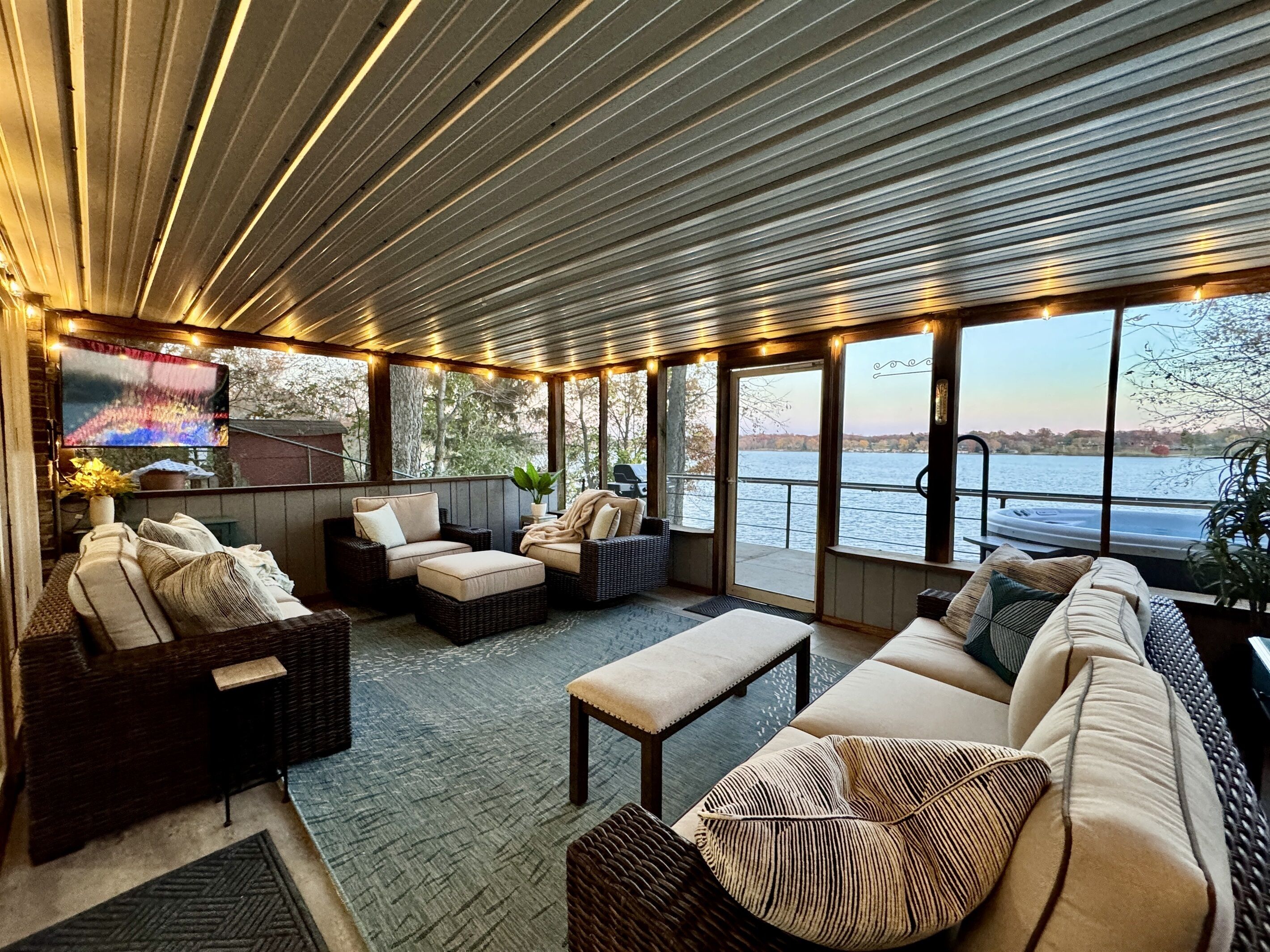 智能电视、书、立体声音响