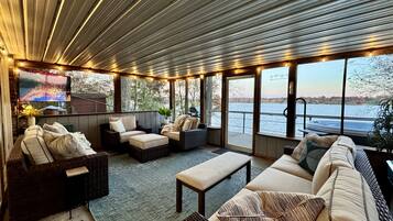 Smart TV, books, stereo