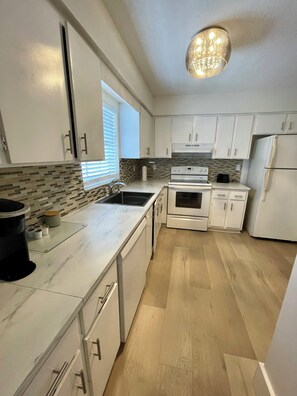 Mikrowelle, Ofen, Herdplatte, Geschirrspüler