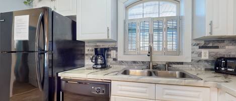 Réfrigérateur, four à micro-ondes, un four, surface de cuisson