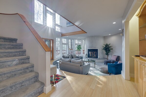 Interior - Hot Tub-Game Room-Fire Pit-Amenities+More! (Bushkill)