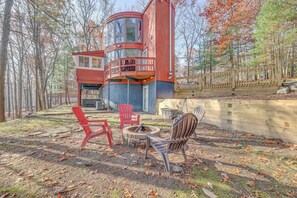 Terrace/patio - Hot Tub-Game Room-Fire Pit-Amenities+More! (Bushkill)