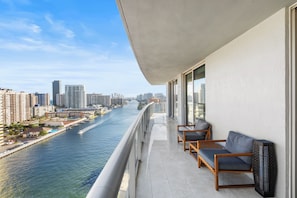 Property grounds - Spacious Resort Condo: Modern Comforts & Miami Vibes - 25 min to FIFA! (Hallandale Beach)