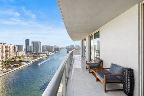 Spacious Resort Condo: Modern Comforts & Miami Vibes