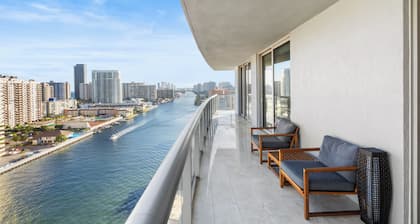 Spacious Resort Condo: Modern Comforts & Miami Vibes