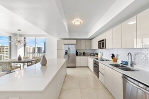 Fridge, microwave, oven, stovetop - Spacious Resort Condo: Modern Comforts & Miami Vibes - 25 min to FIFA! (Hallandale Beach)