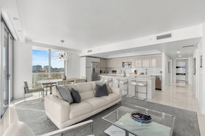 Smart TV - Spacious Resort Condo: Modern Comforts & Miami Vibes - 25 min to FIFA! (Hallandale Beach)