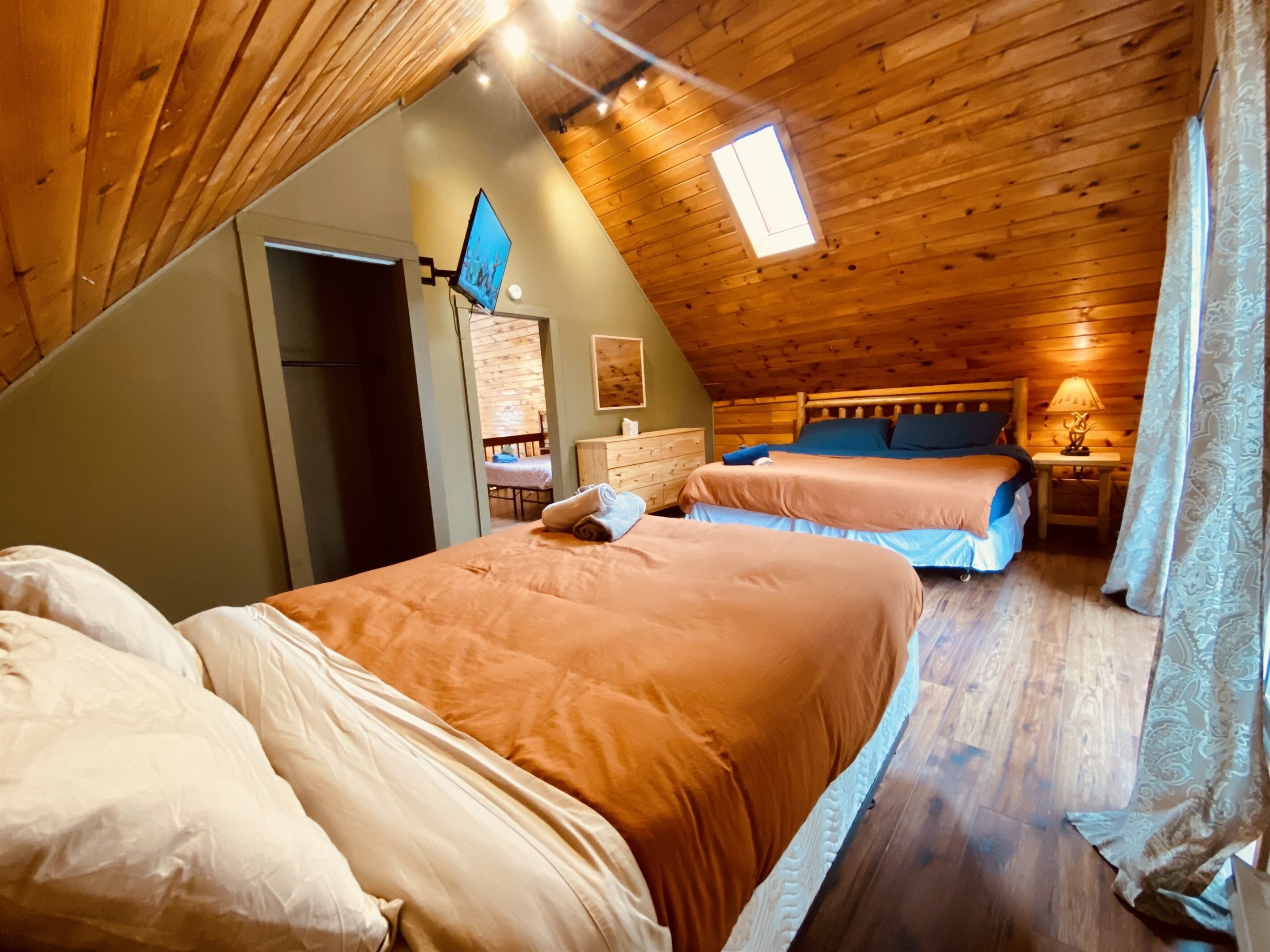 6 chambres, bureau, fer et planche à repasser, lit parapluie