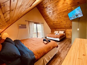 6 makuuhuonetta, työpöytä, silitysrauta/-lauta, vauvan matkasänky