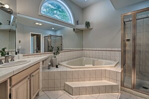 Een douche, een bubbelbad, handdoeken