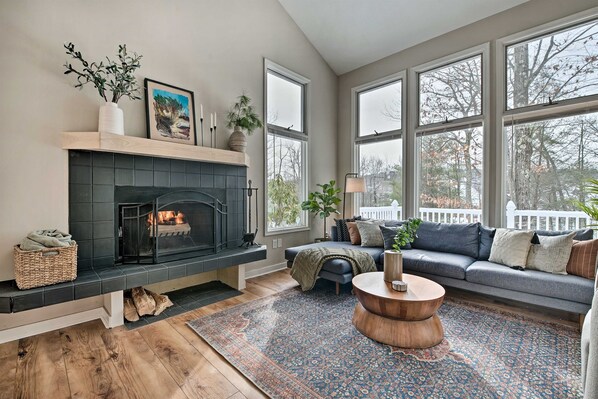 TV connectée, cheminée, livres