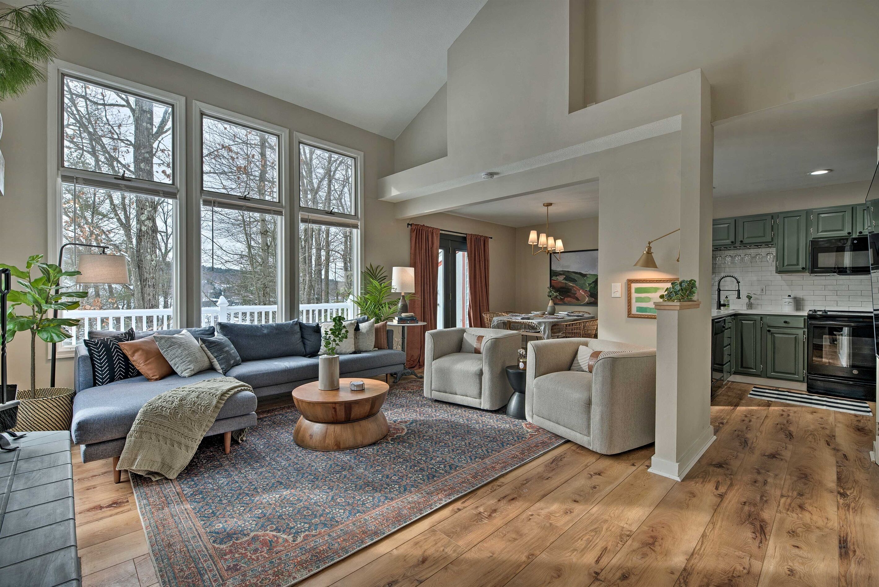 Älytelevisio, takka, kirjoja