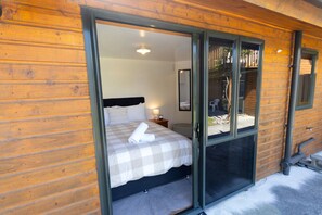 4 bedrooms, desk, free WiFi, bed sheets