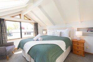 4 bedrooms, desk, free WiFi, bed sheets