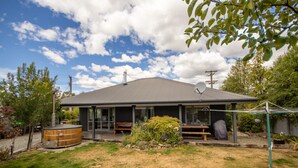 A modern house with a covered patio, a wooden hot tub, and a satellite dish. - Ultimate Escape in Twizel (Twizel)
