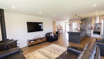 Smart TV, fireplace