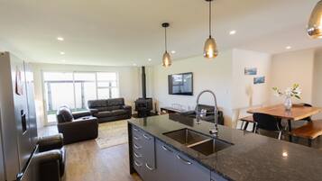 Smart TV, fireplace