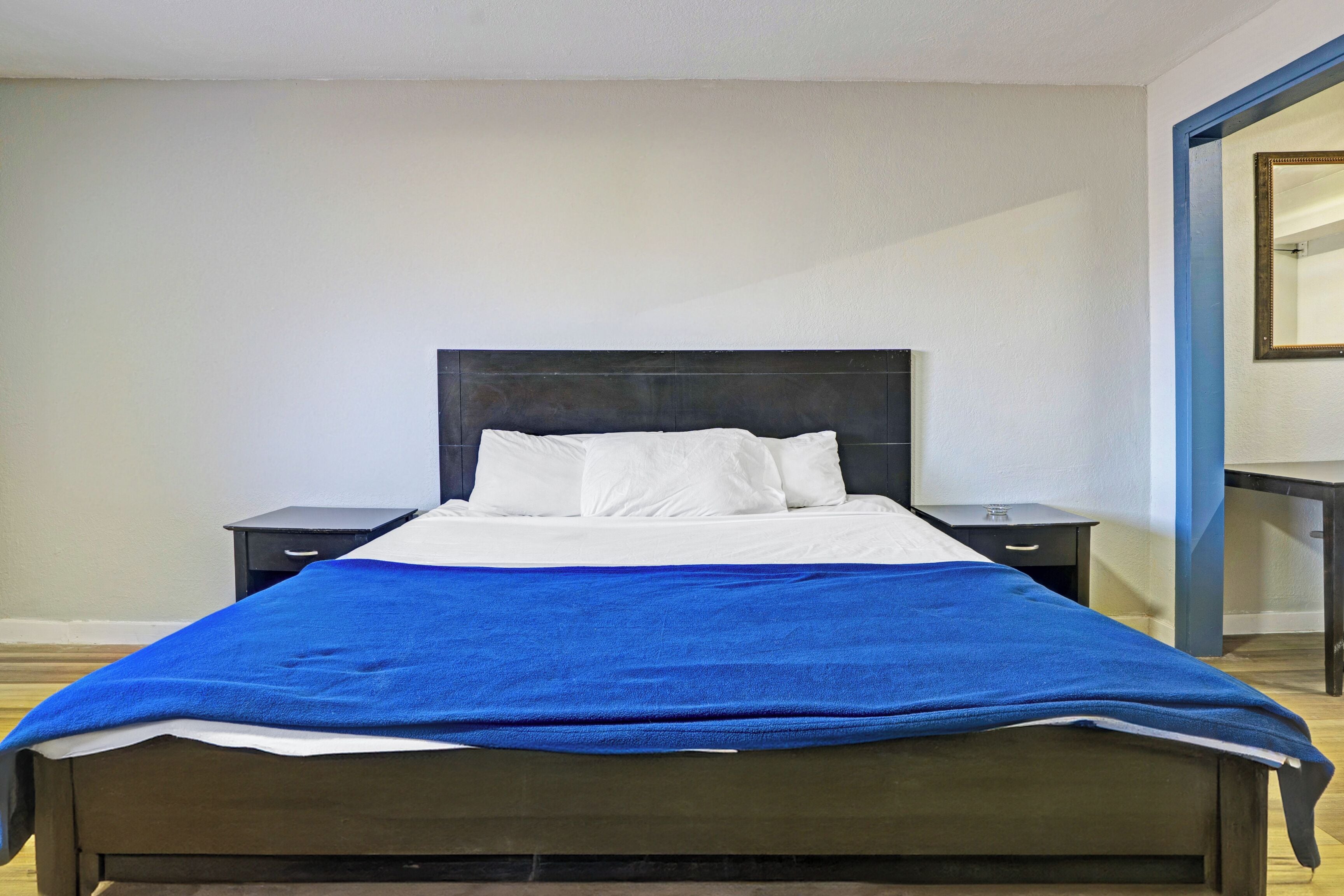 Bureau, fer et planche à repasser, Wi-Fi gratuit, draps fournis