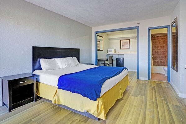 Desk, iron/ironing board, free WiFi, bed sheets - Super 7 Inn By Oyo San Antonio N.W. Medical Center (San Antonio)