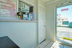 ฝ่ายต้อนรับ