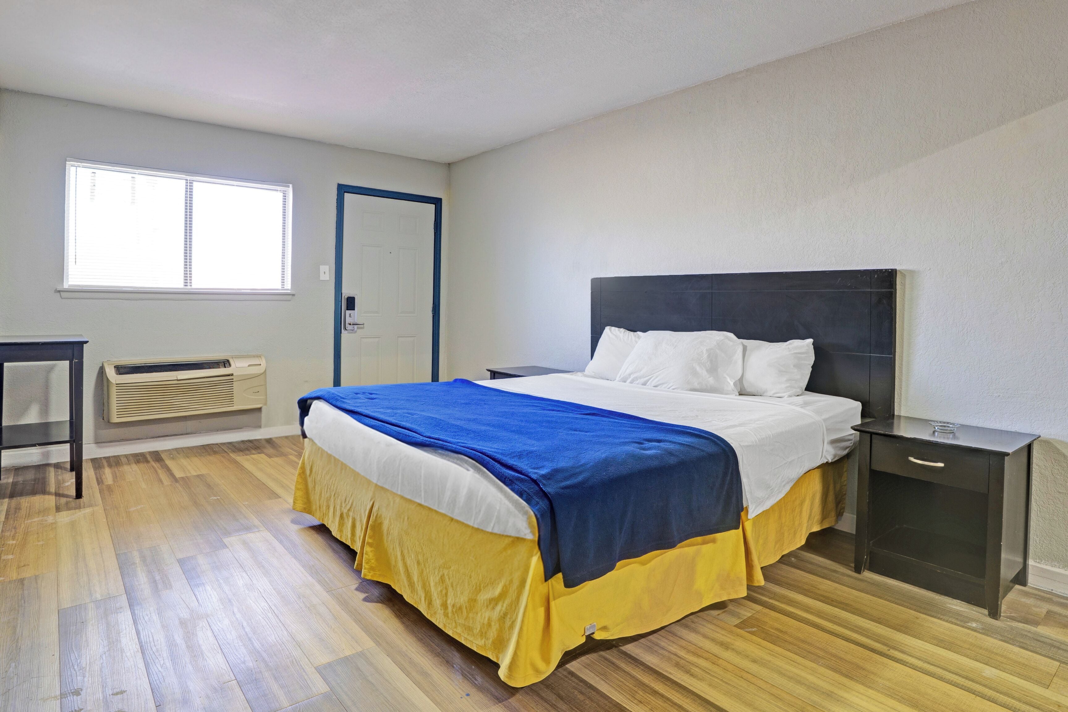 Bureau, fer et planche à repasser, Wi-Fi gratuit, draps fournis