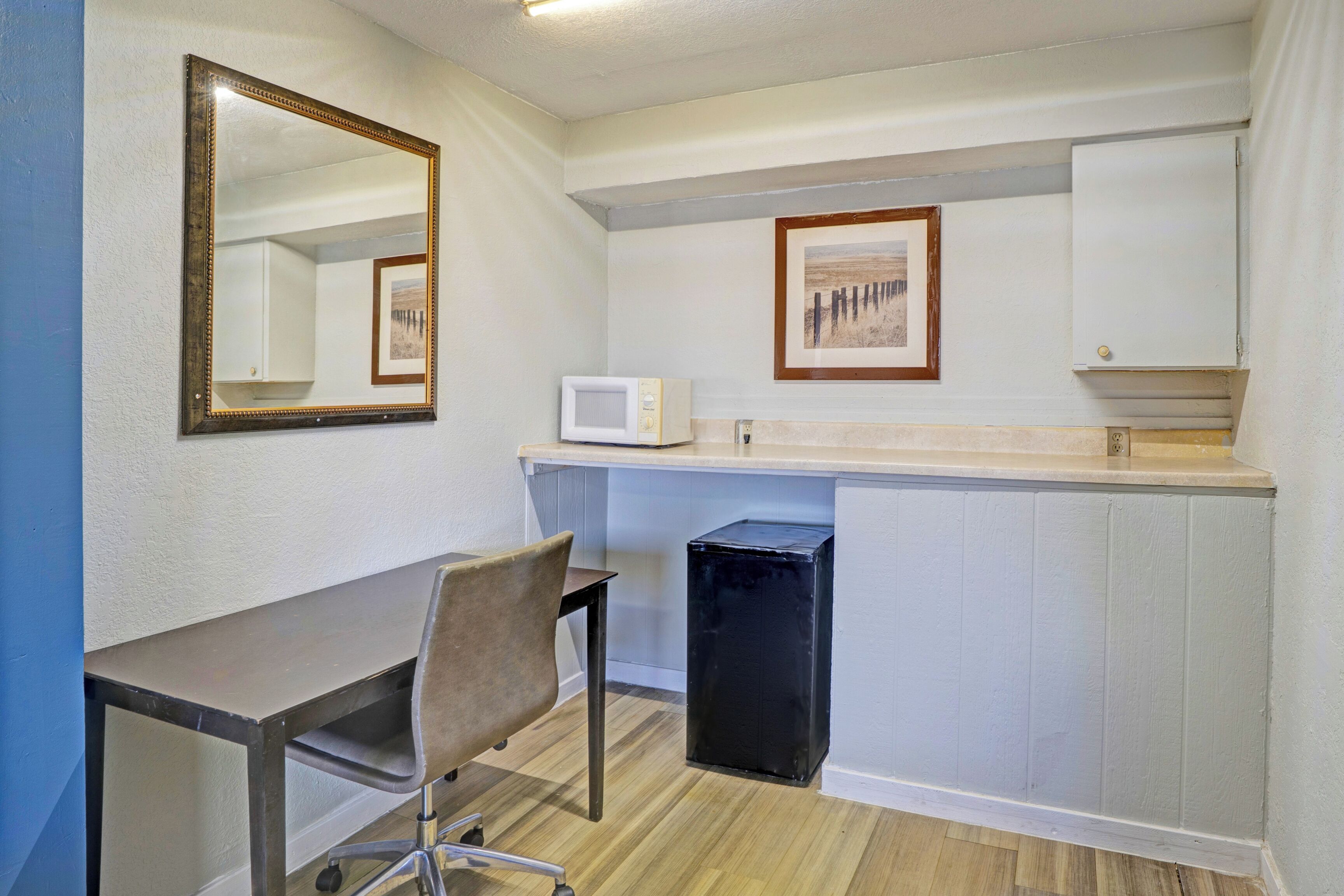 Escritorio, tabla de planchar con plancha, wifi gratis y ropa de cama 